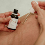 óleo de massagem natural Relief & Feel sendo colocado na pele