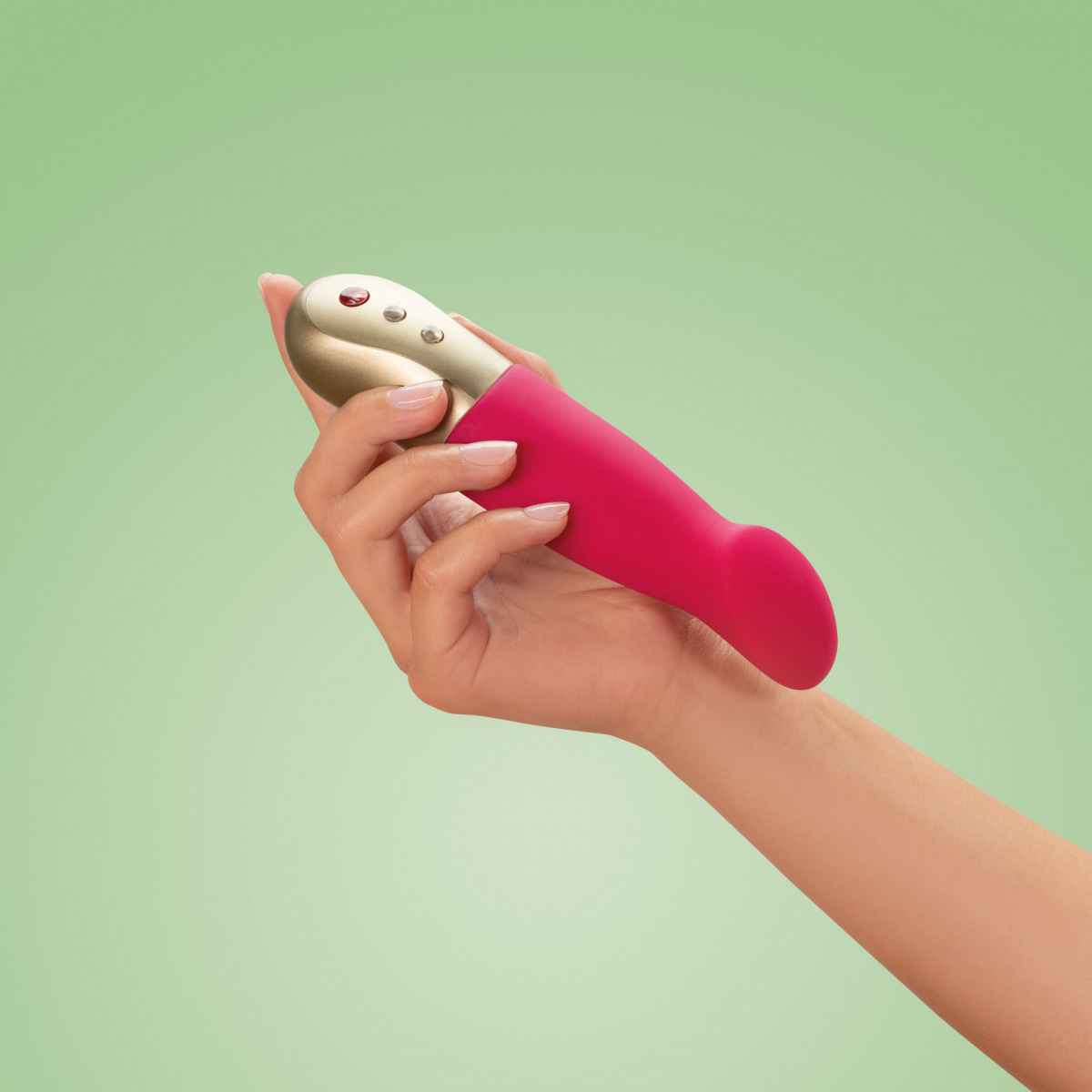 Vibrador Pulsador Sundaze Fuchsia Pink segurado por uma mão de mulher