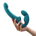 Dildo Strap on Share Lite Azul esverdeado segurado por uma mão de mulher em fundo branco